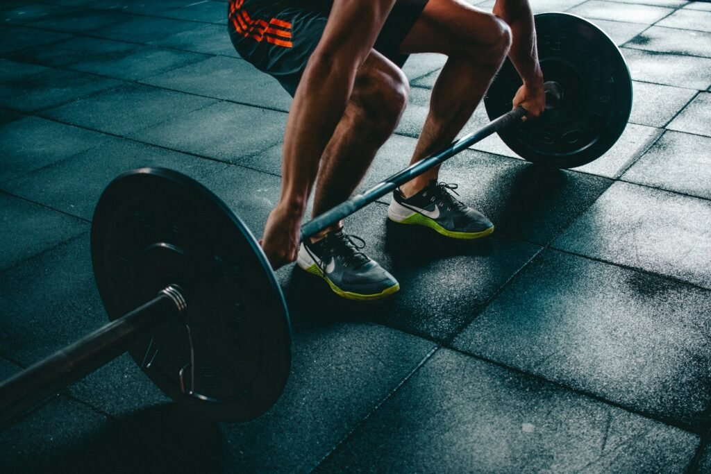 Lean muscle vs bulky muscle: man lifting weights