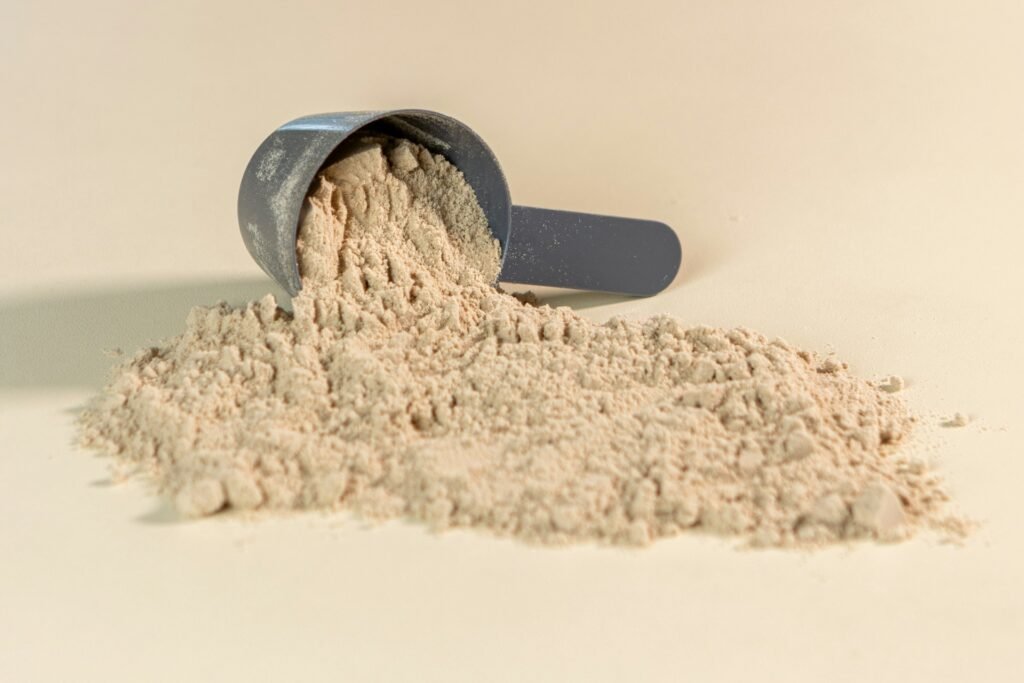 Whey protein vs plant-based protein: protein powder 