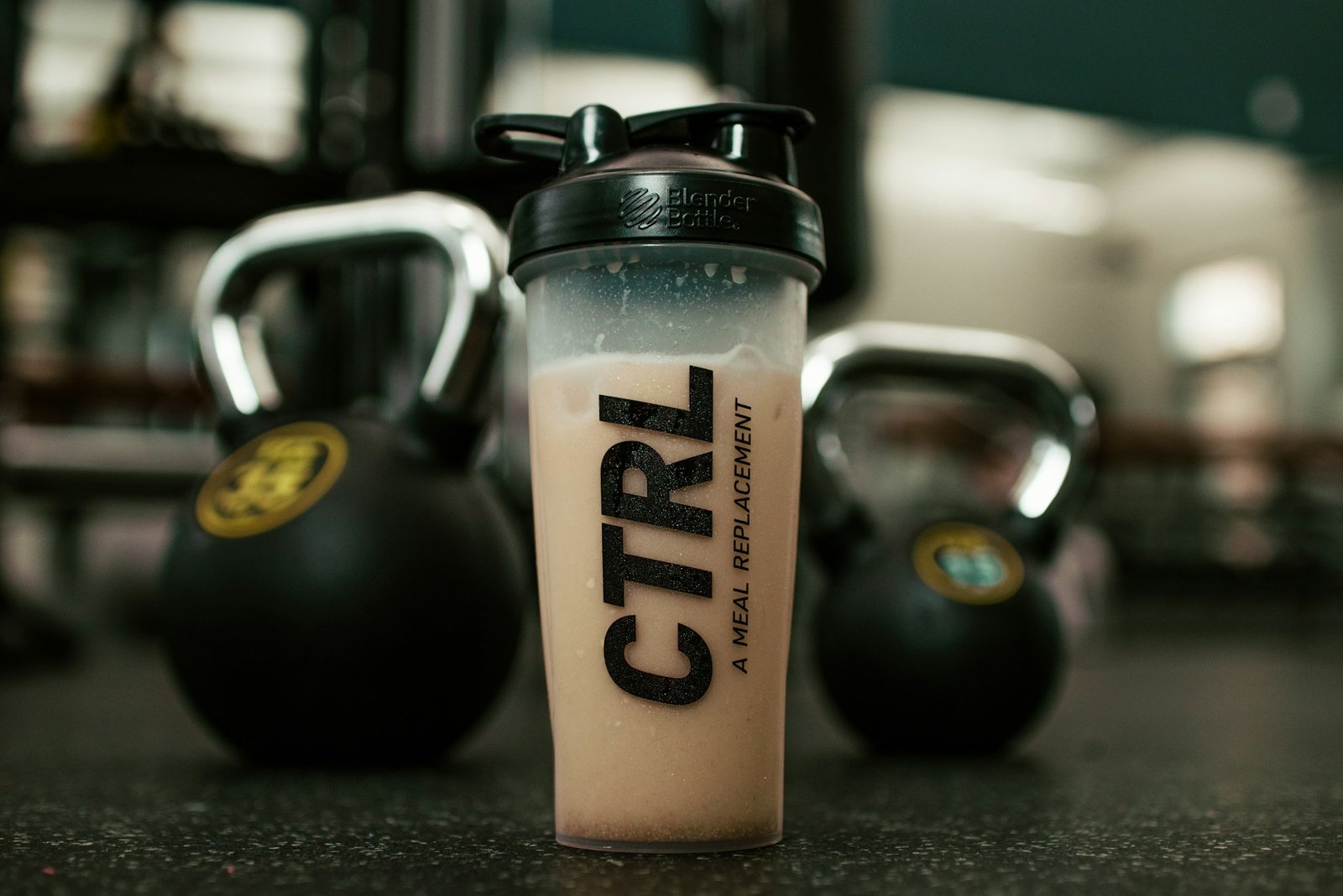 Read more about the article Whey Protein vs Plant Based Protein: Which Is Best for Your Fitness Goals?