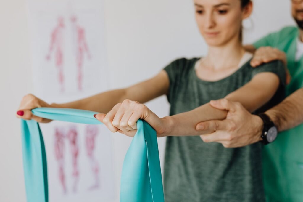 Compound vs isolation exercises: women using bands 